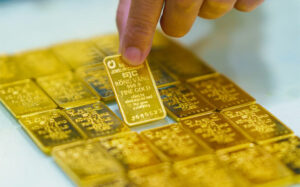 Giá vàng thế giới 24/4: Biến động mạnh giảm sâu rồi hồi phục